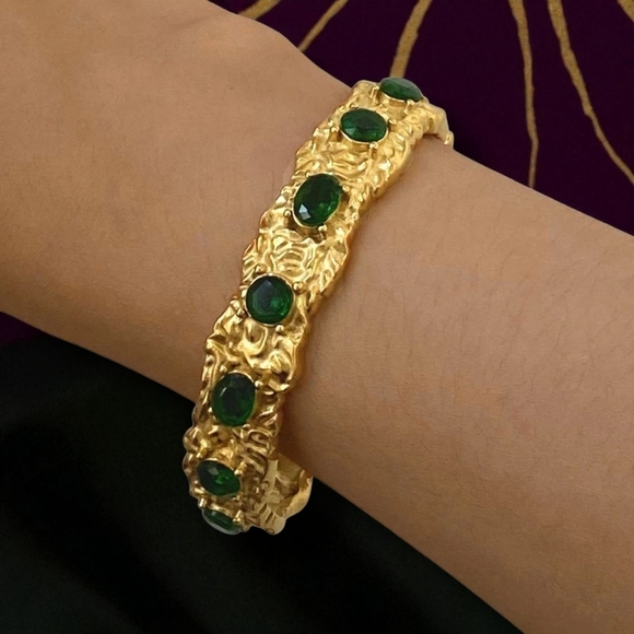 🆕️Vintage-Inspired Gold Cuff Bracelet | Green Zirconia Gems | 18K Gold Plated ✨ - Picture 4 of 15